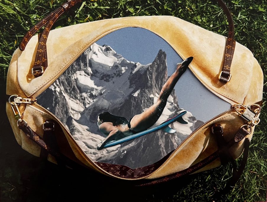 Collage: drei dimensionale Collage: Tasche im Vordergrund. Frau taucht auf einem Surfboard unter, im Hintergrund sind Berge 